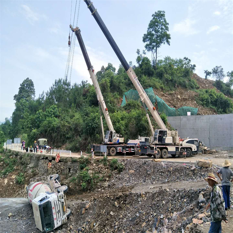 石阡汽车掉沟里叫吊车救援要多少钱